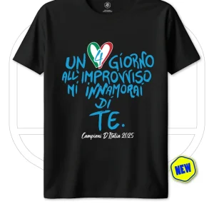 Maglia Napoli Un Giorno All’Improvviso 4° Scudetto 2025 – T-Shirt Celebrativa Campioni d’Italia Maglia Napoli Un Giorno All’Improvviso 4° Scudetto 2025 – T-Shirt Celebrativa Campioni d’Italia