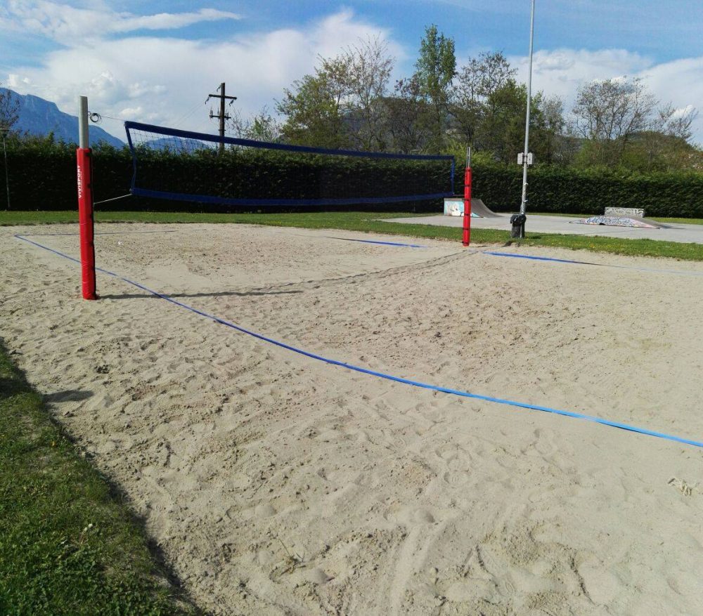 Impianto Beach Volley Professionale - Pali Ø102mm Tropicalizzati - Tendirete - Basamento Acciaio e Legno - immagine 3