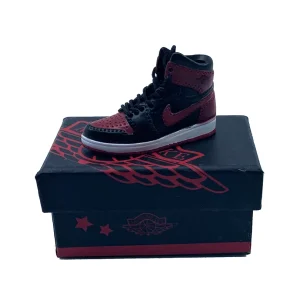 Jordan 1 High Bread “Banned” – Mini Scarpe da Collezione Jordan 1 High Bread “Banned” – Mini Scarpe da Collezione