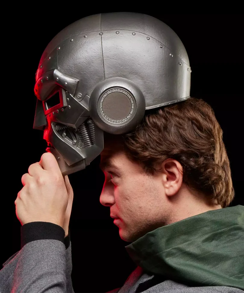 Marvel Legends - Helmet Doctor Doom - Fantastic Four - immagine 2