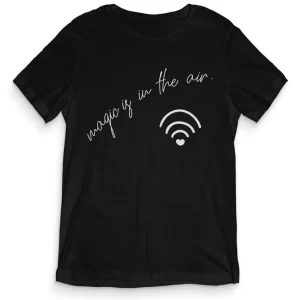 TeesBlitz tee147 – T-Shirt divertente – Magic is in the Air TeesBlitz tee147 – T-Shirt divertente – Magic is in the Air