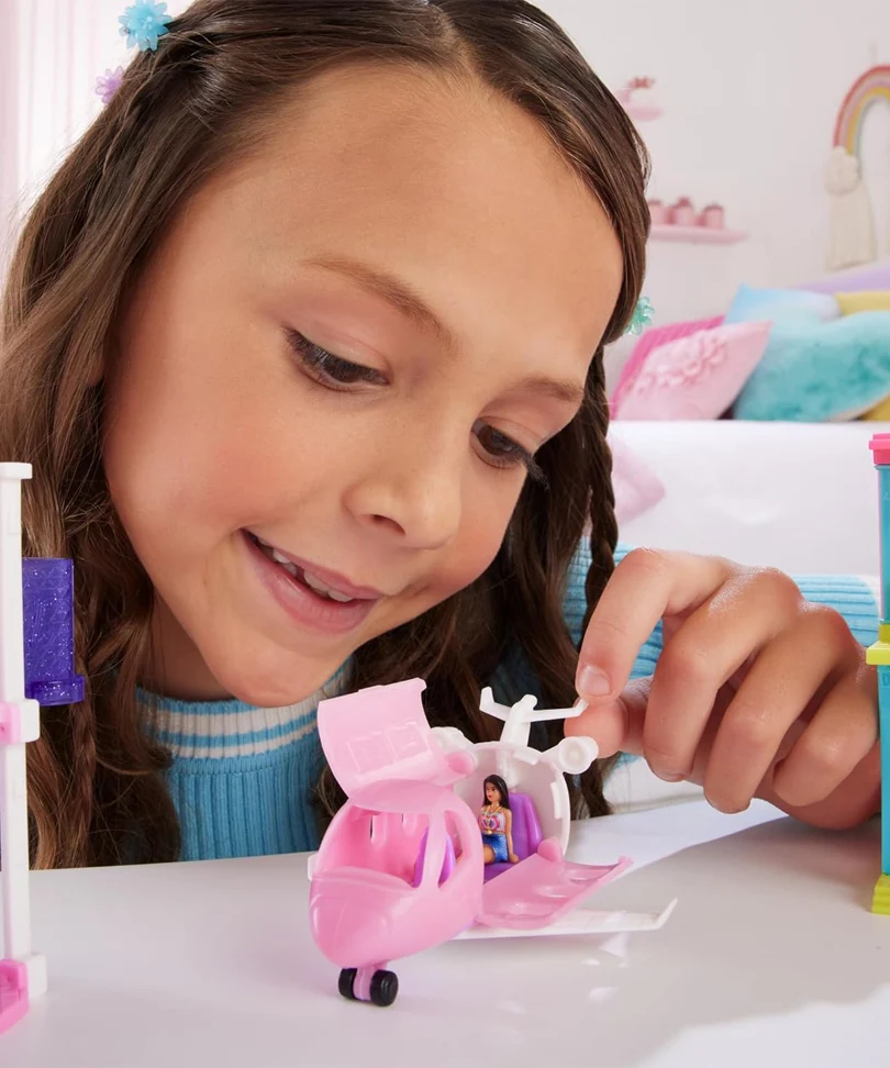 Mini BarbieLand - Set mini Aereo dei Sogni e Bambola da 3,8 cm, Veicolo con Sorpresa Cambia Colore - immagine 2