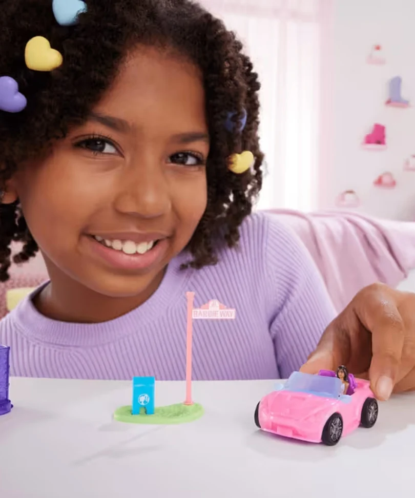 Mini Barbieland - Set con Veicolo e Bambola da 3,8 Cm, Decappottabile con Effetto Cambia Colore - immagine 2