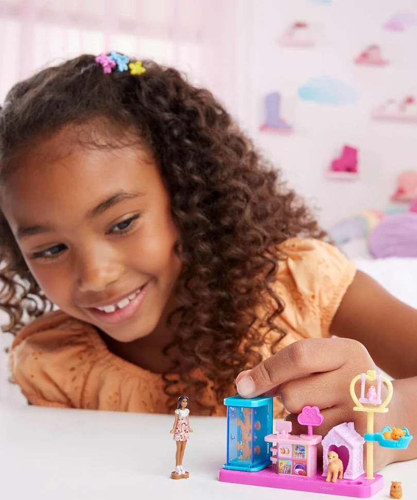 Mini BarbieLand – Set Boutique per Animali con Bambola da 3,8 cm, Espositore Prodotti, Cassa, Casetta per Animali e Cestini per Gatti - immagine 2