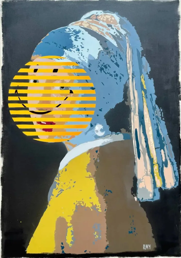 SMILE WITH PEARL EARRING