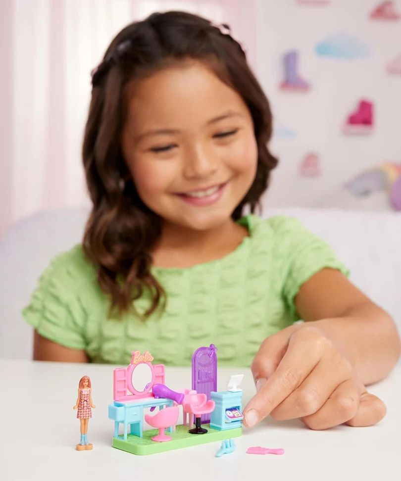 Mini BarbieLand – Set Parrucchiera con Bambola da 3,8 cm, Hair Saloon con Specchio, Area Shampoo e Reception - immagine 2