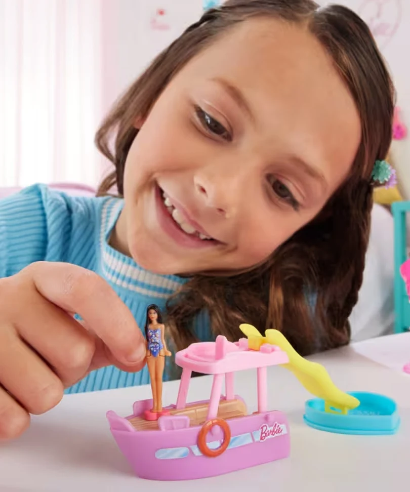 Mini Barbieland - Set con Veicolo e Bambola da 3,8 Cm, Barca dei Sogni con Effetto Cambia Colore - immagine 2