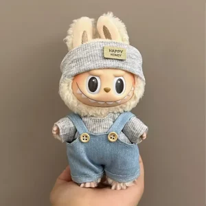 Vestitino con Salopette in Jeans, Maglietta e Cappello Grigio per Labubu (17 cm) Vestitino con Salopette in Jeans, Maglietta e Cappello Grigio per Labubu (17 cm)