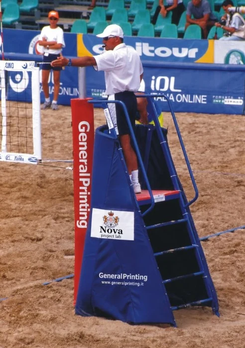Seggiolone Arbitro Beach Volley Pieghevole - Acciaio Verniciato a Polveri - Piano Alluminio Antiscivolo - Protezione Imbottita