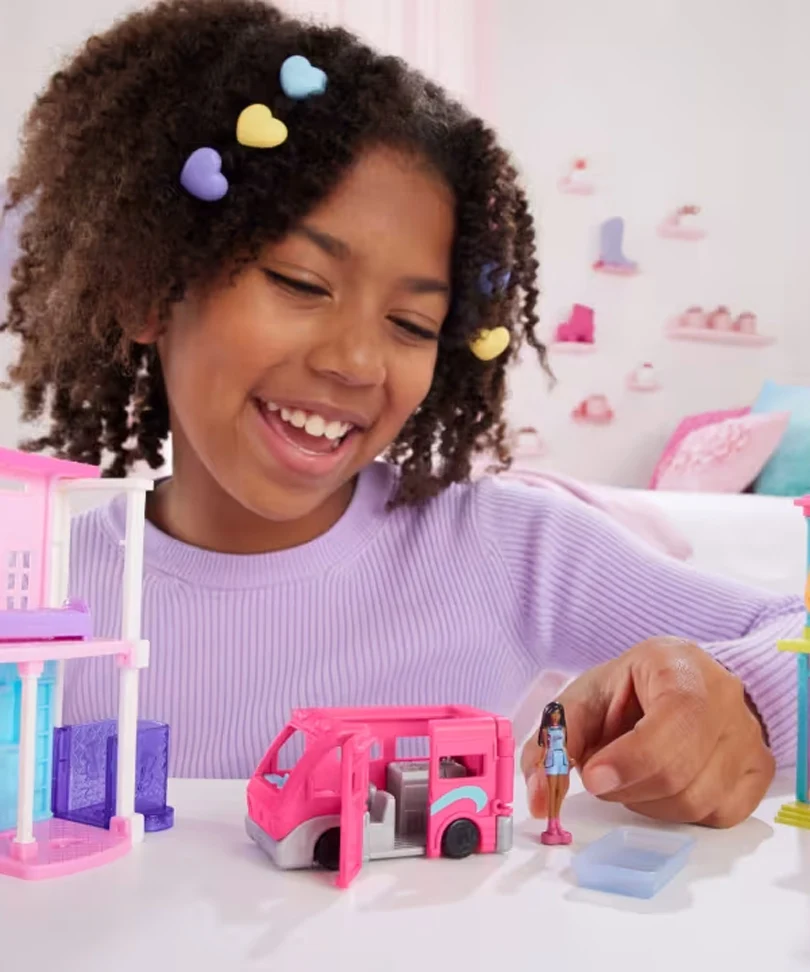 Mini Barbieland - Set Bambola e Veicolo con Bambola da 3,8 Cm, Camper dei Sogni con Piscina Cambia Colore - immagine 2